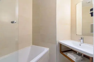 Salle de bains dans l'établissement Hotel Sixteen Paris Montrouge