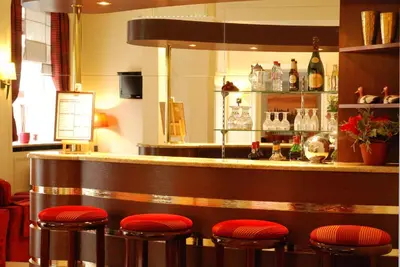 Salon ou bar de l'établissement Relais du Pré