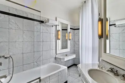 Salle de bains dans l'établissement Le Dokhan's Paris Arc de Triomphe, a Tribute Portfolio Hotel
