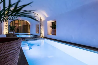 Piscine de l'établissement Laz' Hotel Spa Urbain Paris ou située à proximité