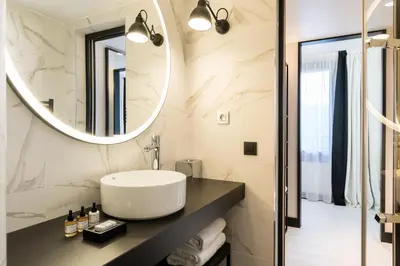 Salle de bains dans l'établissement Laz' Hotel Spa Urbain Paris
