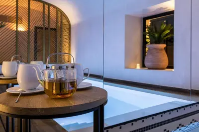 Piscine de l'établissement Laz' Hotel Spa Urbain Paris ou située à proximité
