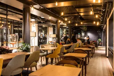 Restaurant ou autre lieu de restauration dans l'établissement Laz' Hotel Spa Urbain Paris