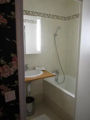 Salle de bains dans l'établissement Hôtel De Nice