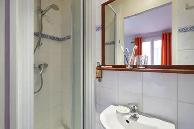 Salle de bains dans l'établissement Hôtel Viator