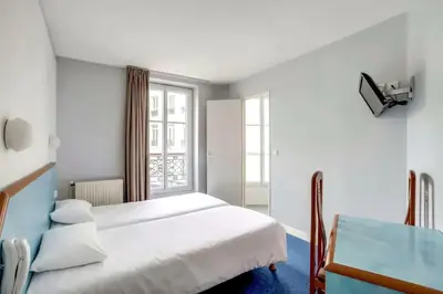 Un ou plusieurs lits dans un hébergement de l'établissement Hotel Royal Mansart