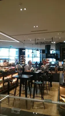 Restaurant ou autre lieu de restauration dans l'établissement Toureifelchampselysee