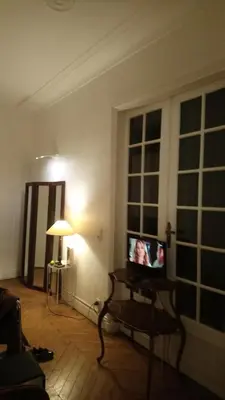 Télévision ou salle de divertissement dans l'établissement Toureifelchampselysee