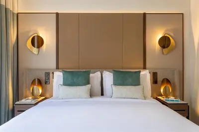 Un ou plusieurs lits dans un hébergement de l'établissement InterContinental Paris Champs Elysées Etoile by IHG