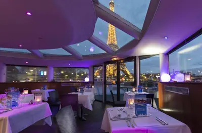 Restaurant ou autre lieu de restauration dans l'établissement VIP Paris Yacht Hôtel & Spa