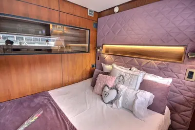 Un ou plusieurs lits dans un hébergement de l'établissement VIP Paris Yacht Hôtel & Spa