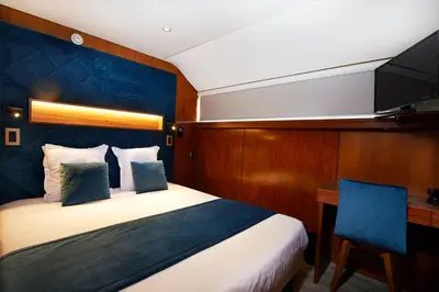 Un ou plusieurs lits dans un hébergement de l'établissement VIP Paris Yacht Hôtel & Spa