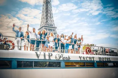 Clients de l'établissement VIP Paris Yacht Hôtel & Spa