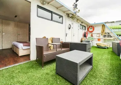 Coin salon dans l'établissement VIP Paris Yacht Hôtel & Spa