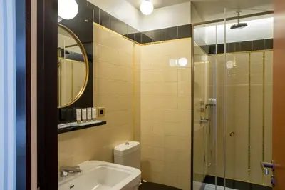 Salle de bains dans l'établissement Hôtel du Rond-point des Champs-Élysées - Esprit de France