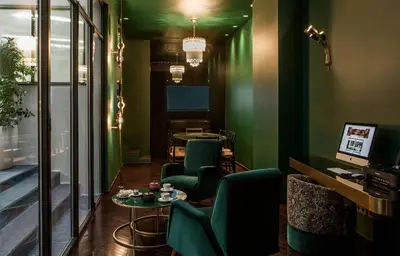 Coin salon dans l'établissement Hôtel du Rond-point des Champs-Élysées - Esprit de France