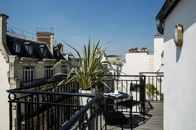 Balcon ou terrasse dans l'établissement Hôtel du Rond-point des Champs-Élysées - Esprit de France
