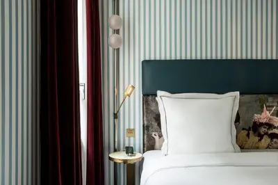 Un ou plusieurs lits dans un hébergement de l'établissement Hôtel du Rond-point des Champs-Élysées - Esprit de France