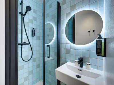 Salle de bains dans l'établissement ibis Styles Paris Cadet Lafayette
