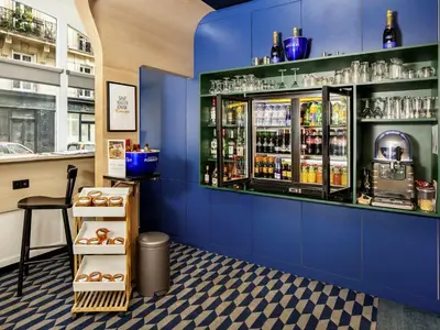 Salon ou bar de l'établissement ibis Styles Paris Cadet Lafayette