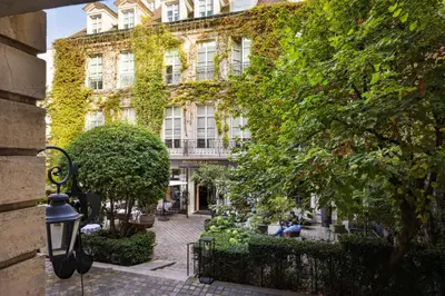 Jardin de l'établissement Le Pavillon de la Reine & Spa, Place des Vosges