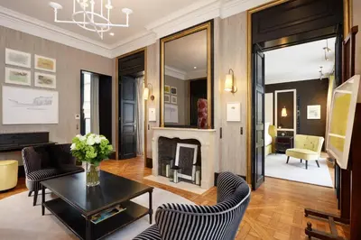 Coin salon dans l'établissement Le Pavillon de la Reine & Spa, Place des Vosges