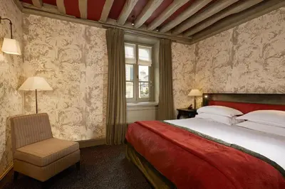 Un ou plusieurs lits dans un hébergement de l'établissement Le Pavillon de la Reine & Spa, Place des Vosges