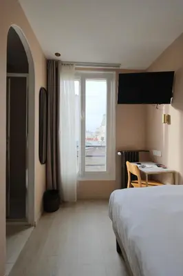 Un ou plusieurs lits dans un hébergement de l'établissement Hipotel Paris Père-Lachaise République