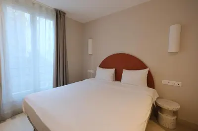 Un ou plusieurs lits dans un hébergement de l'établissement Hipotel Paris Père-Lachaise République