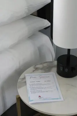Un ou plusieurs lits dans un hébergement de l'établissement Paris Marriott Opera Ambassador Hotel