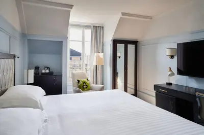 Un ou plusieurs lits dans un hébergement de l'établissement Paris Marriott Opera Ambassador Hotel