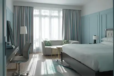 Un ou plusieurs lits dans un hébergement de l'établissement Paris Marriott Opera Ambassador Hotel
