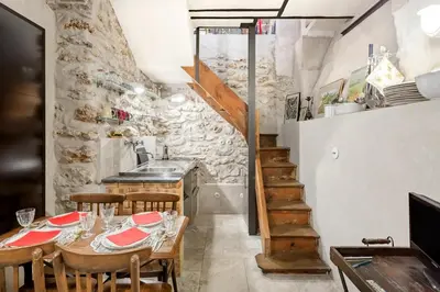 Cuisine ou kitchenette dans l'établissement Cluny La Sorbonne Paris centre 2 chambres
