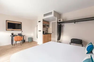 Télévision ou salle de divertissement dans l'établissement Appart'City Collection Paris Grande Bibliothèque