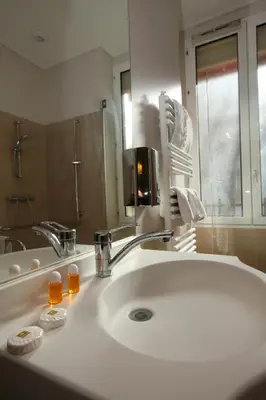Salle de bains dans l'établissement Hôtel Sunny