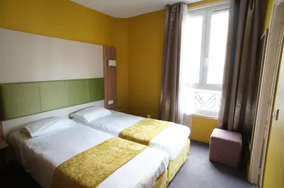 Un ou plusieurs lits dans un hébergement de l'établissement Hôtel De France