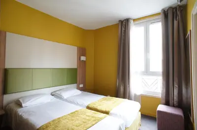 Un ou plusieurs lits dans un hébergement de l'établissement Hôtel De France