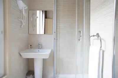 Salle de bains dans l'établissement Hôtel De France