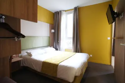 Un ou plusieurs lits dans un hébergement de l'établissement Hôtel De France
