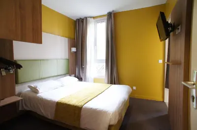 Un ou plusieurs lits dans un hébergement de l'établissement Hôtel De France