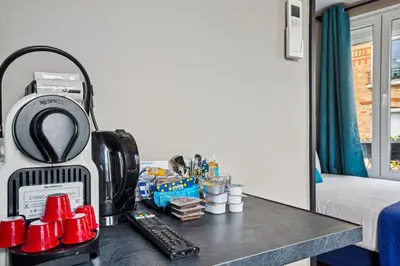 Cuisine ou kitchenette dans l'établissement Résidence AURMAT - Appart - Hôtel - Boulogne - Paris