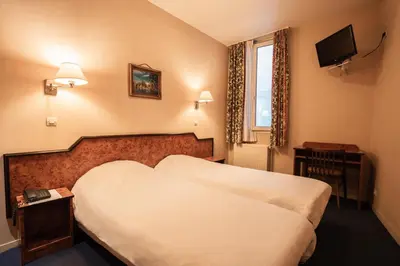 Télévision ou salle de divertissement dans l'établissement Hôtel Neptune Place d'Italie