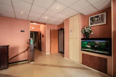 Télévision ou salle de divertissement dans l'établissement Hôtel Neptune Place d'Italie