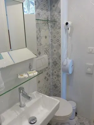 Salle de bains dans l'établissement Hôtel Marignan