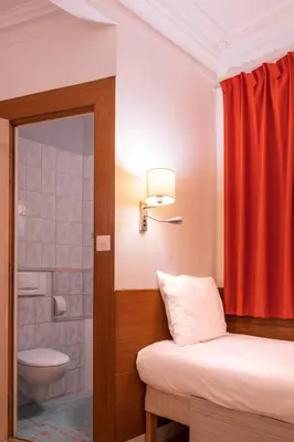 Salle de bains dans l'établissement Hôtel Marignan