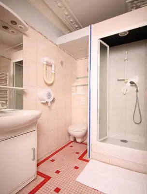Salle de bains dans l'établissement Hôtel Marignan