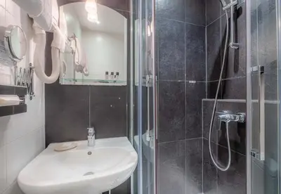 Salle de bains dans l'établissement Hôtel de l'Avre