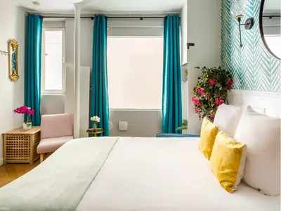 Un ou plusieurs lits dans un hébergement de l'établissement Merveil - Luxury Suite - Champs Elysées - Mermoz