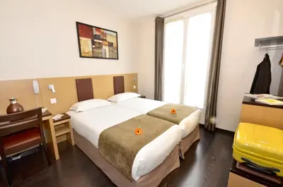 Un ou plusieurs lits dans un hébergement de l'établissement Source Hôtel