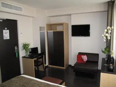Télévision ou salle de divertissement dans l'établissement Source Hôtel